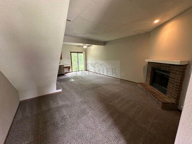 Building Photo - Spacious 2 bd/1.5 bath TH -Ready to call h...