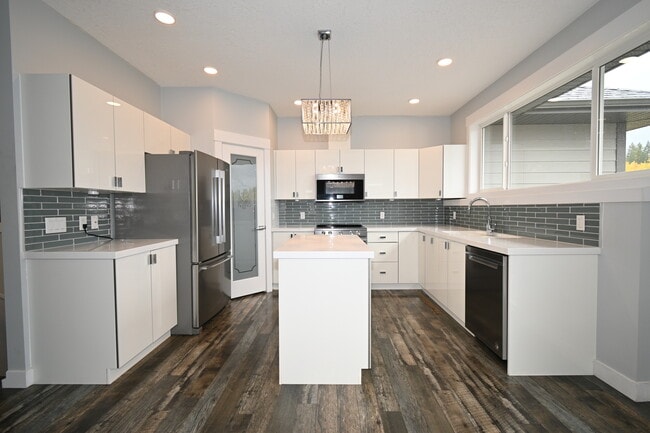 Building Photo - 4724A Gannett Rd, Prince George, BC