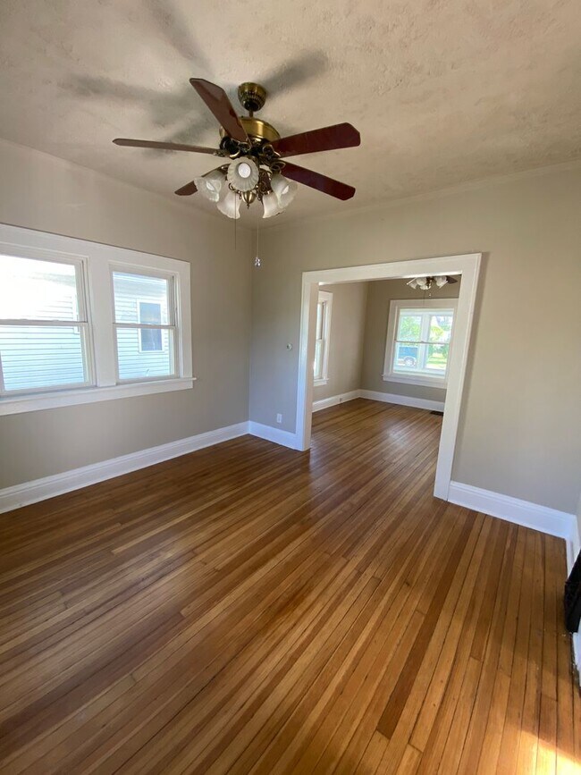 Building Photo - Updated 1 Bedroom Home with Garage