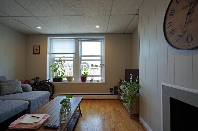 Foto del edificio - 1055 Beacon St