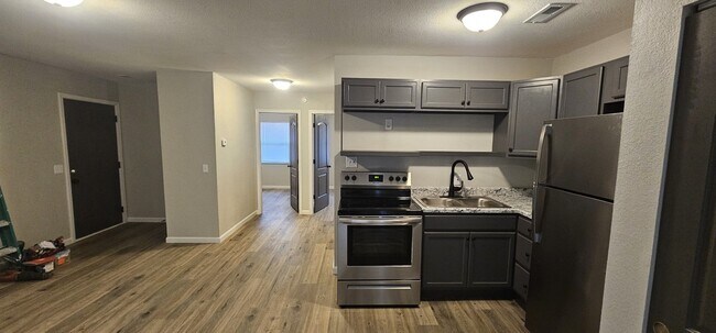 Foto del edificio - Renovated 2 Bedroom Apartment on Lake Treeline