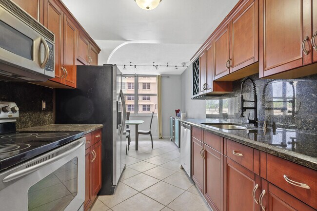Foto del edificio - 2121 N Ocean Blvd