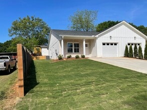 Building Photo - 1302 Spring Dr