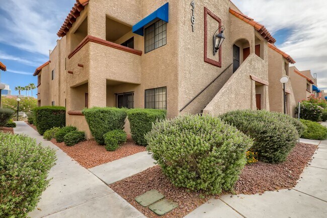 Foto del edificio - Sparkling Clean 2 bedroom, 2 bathroom upstairs condo in Springs Oaks