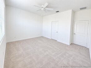 Building Photo - 321 SE Crossoak Ln