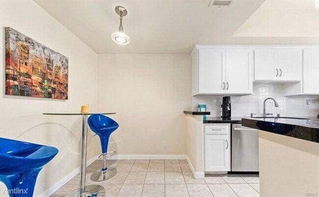 Foto del edificio - 2 br, 2.5 bath Condo - 11306 Moorpark St U...
