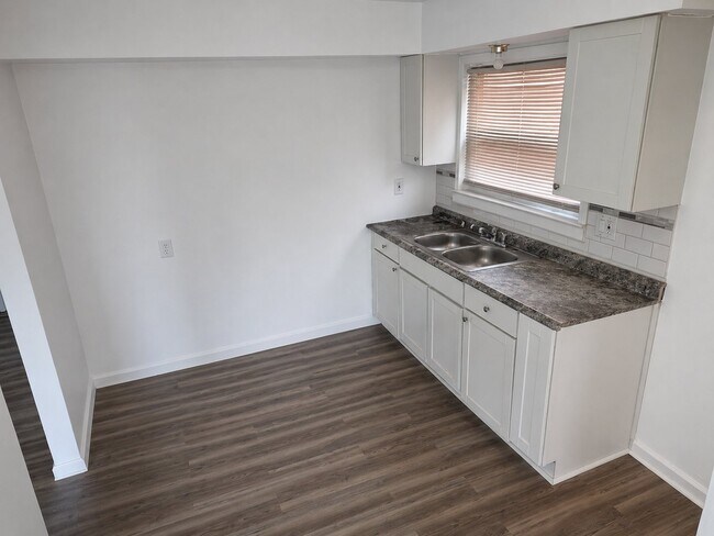 Foto del edificio - 18884 Bloom St