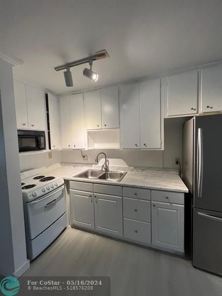 Foto del edificio - 901 N Birch Rd