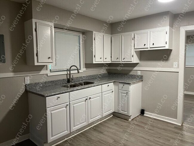 Building Photo - 3027 Woodside Dr