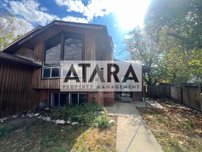 Building Photo - 270 Country Club Dr