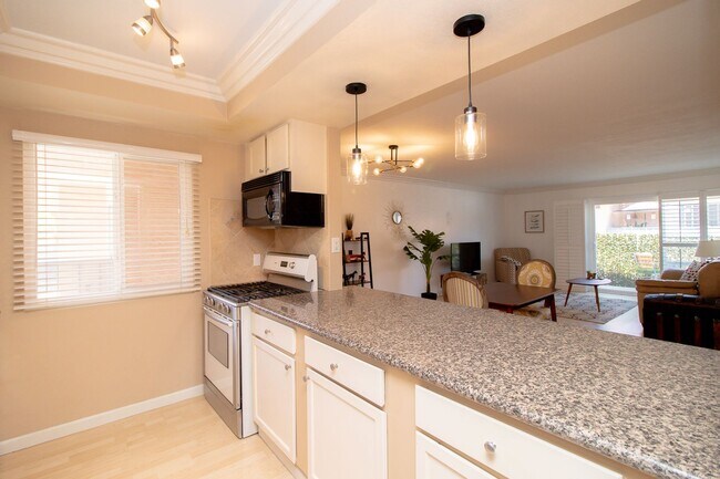 Foto del edificio - Beautiful 2 Bed/2 Bath With Community Pool...