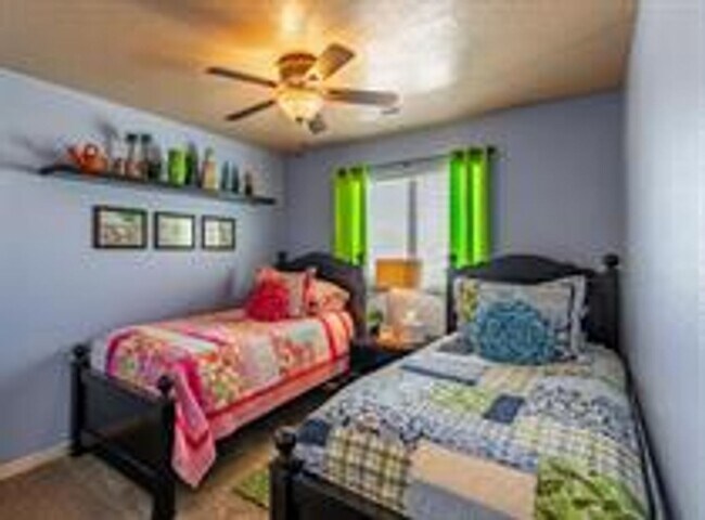 Foto del edificio - Desert Hills - Hidden Valley Townhome!