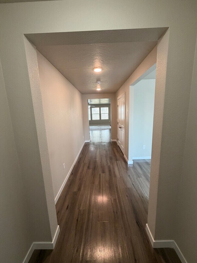 Foto del edificio - 690 SW Raelynn St