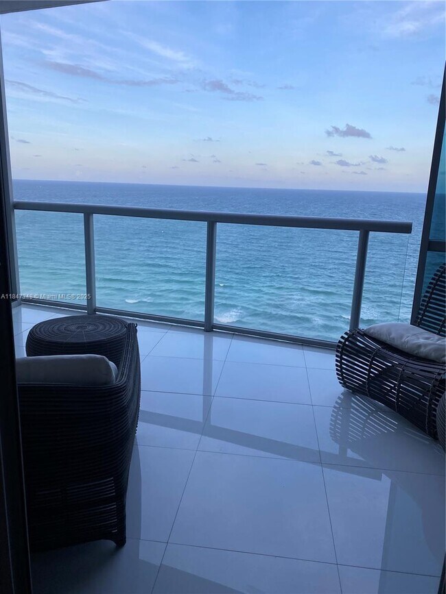 Foto del edificio - 17121 Collins Ave