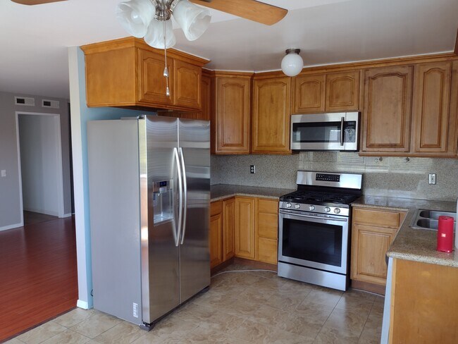 Building Photo - 601 E Orange Grove Ave