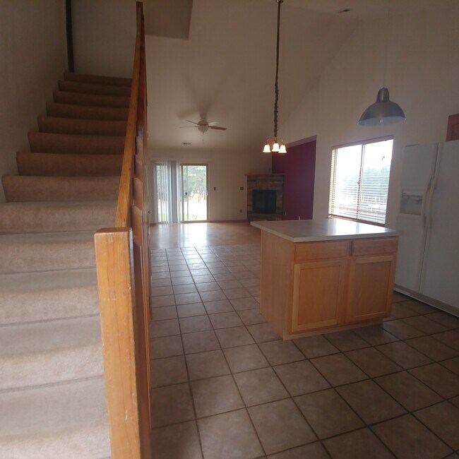 Foto del edificio - 1609 Columbine Village Dr