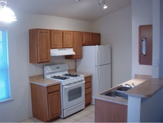 Building Photo - Large 3 bedroom 2 bath duplex with private...