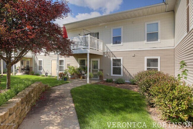 Building Photo - 6026 E Fieldstone Hills Dr SE