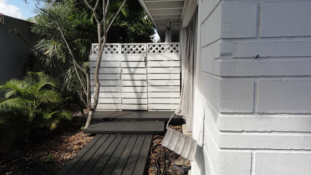 Primary Photo - 827 NE 21st Dr