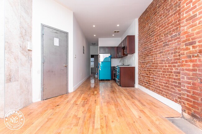 Building Photo - 136 Kingsland Ave