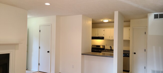 Building Photo - 701 Cumberland Ct SE