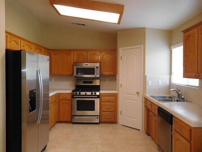 Building Photo - 983 Boxwood Ln