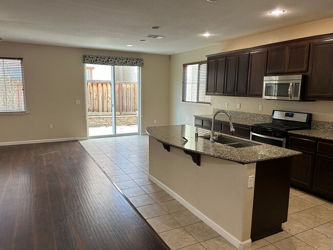 Building Photo - Spacious 5 Bed 3 Bath Home - Solar Included!