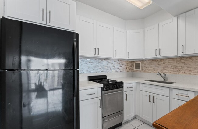 Foto del edificio - The Townhouse 1 Bed, 1 Bath, 1 Covered Parking with A/C