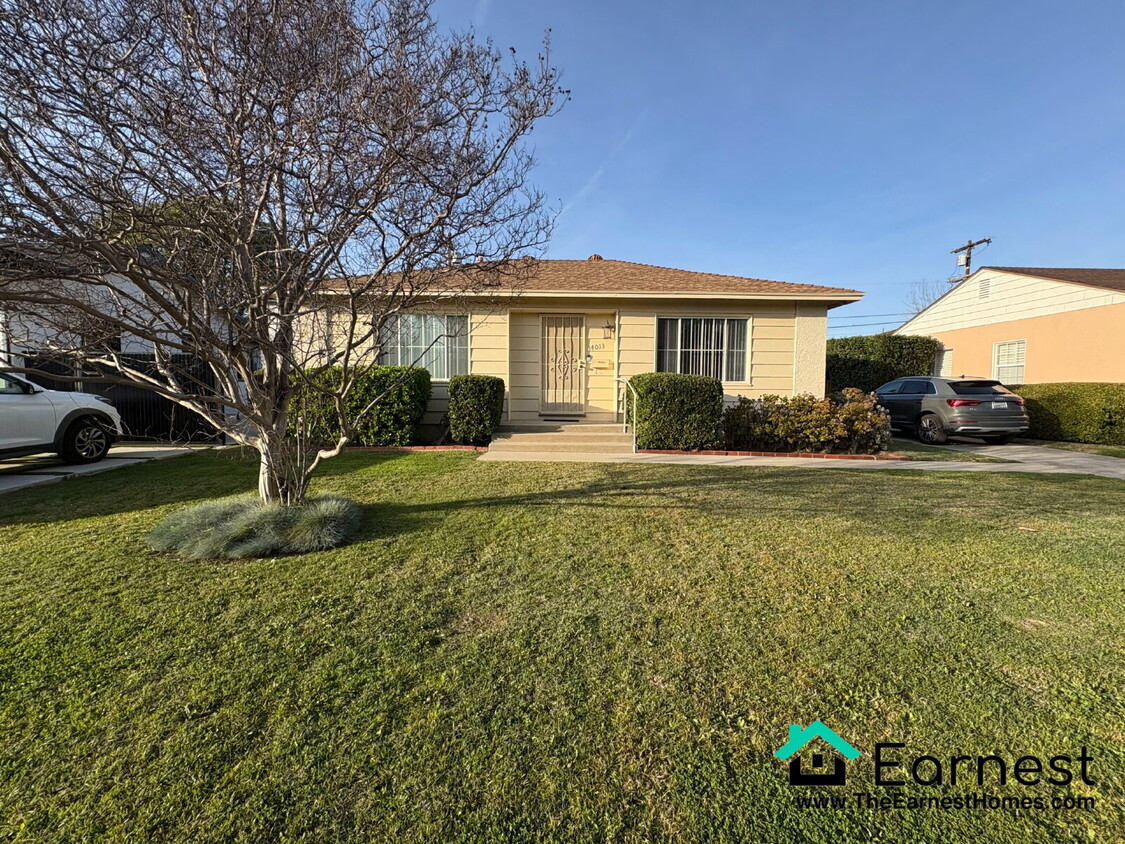 Foto principal - 2 + 2 Charming & Updated Home in Prime She...