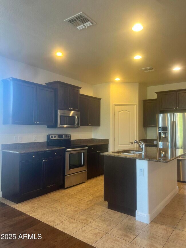 Foto del edificio - 36018 N Richardson Dr