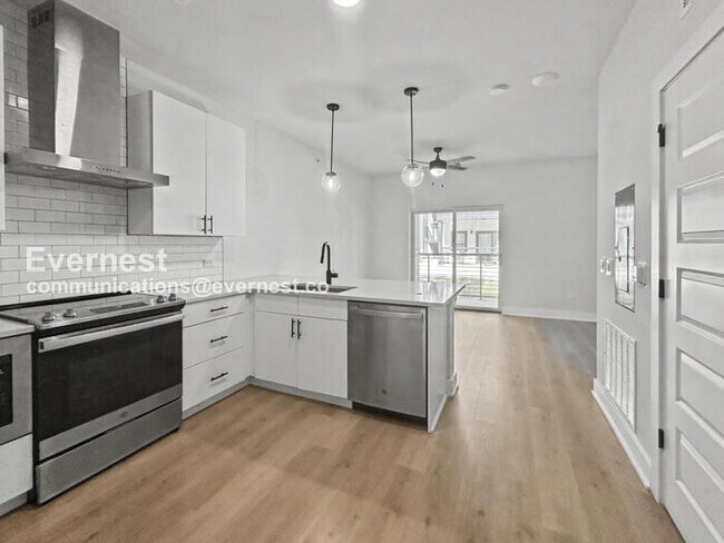 Foto del edificio - 1 Bed/1 Bath Condo with Modern Amenities / Pet-Friendly / Coming Soon!