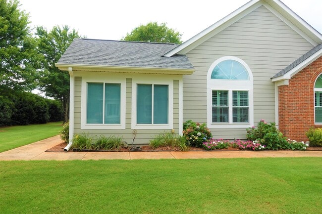 Building Photo - 303 Heritage Club Dr