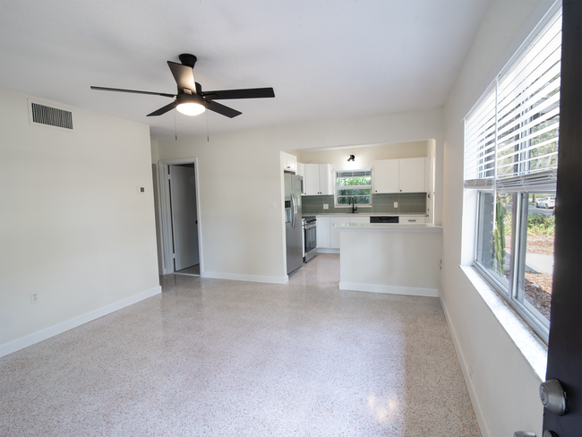 Building Photo - 504 Altaloma Ave