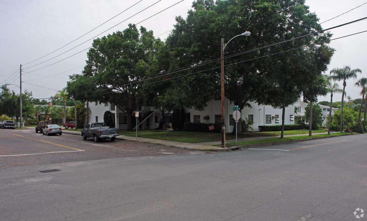 Foto principal - 725 2nd St N