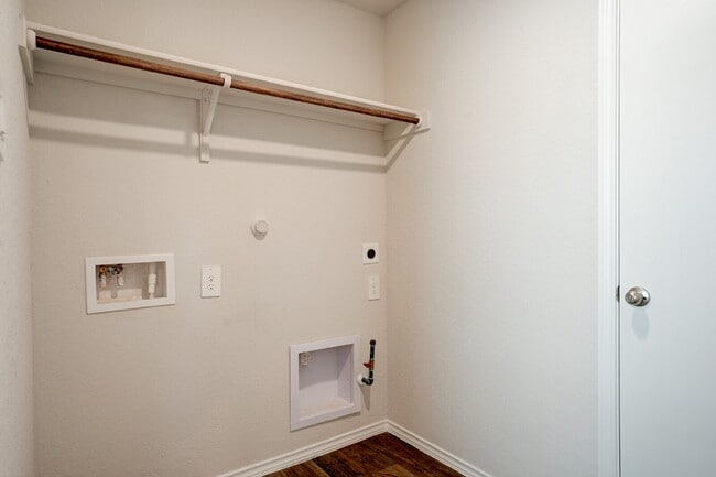 Foto del edificio - "Charming 3-Bedroom Oasis on Roanwood Drive with 2 Full Baths – Your Spacious Retreat Awaits in S...