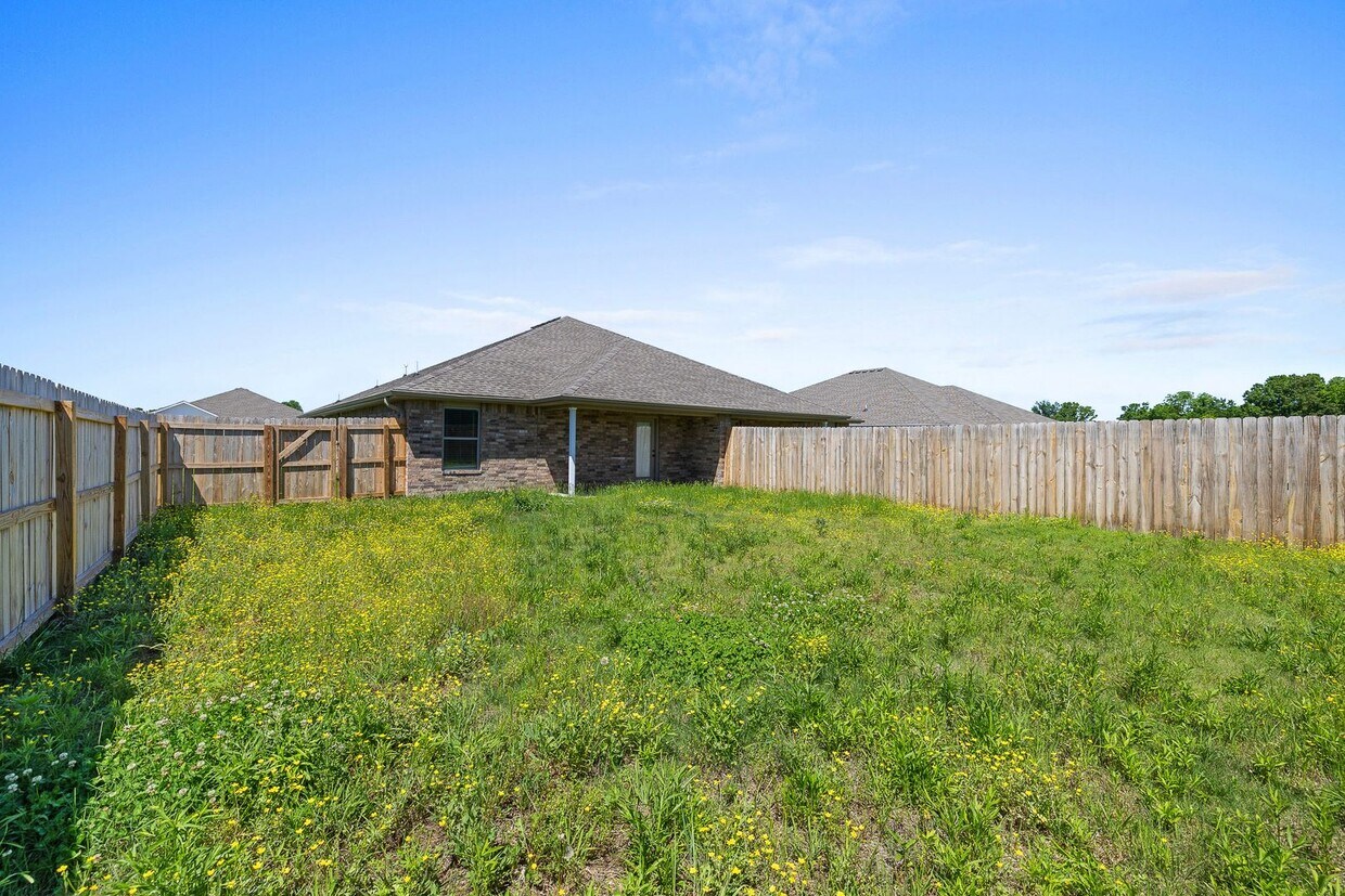 Building Photo - Cozy 3 Bedroom Duplex Available Now