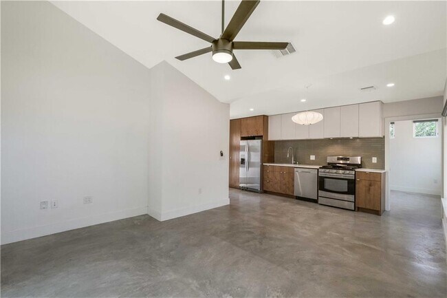 Building Photo - 1806 Loreto Dr