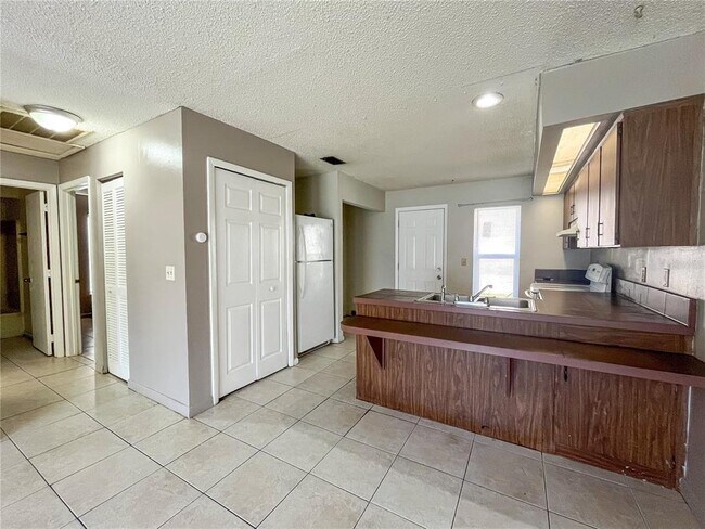 Building Photo - 944 Buccaneer Dr