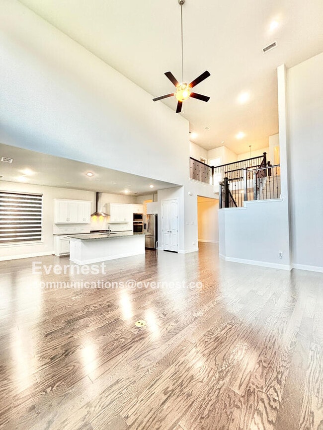 Building Photo - 566 Westwood Way Dr
