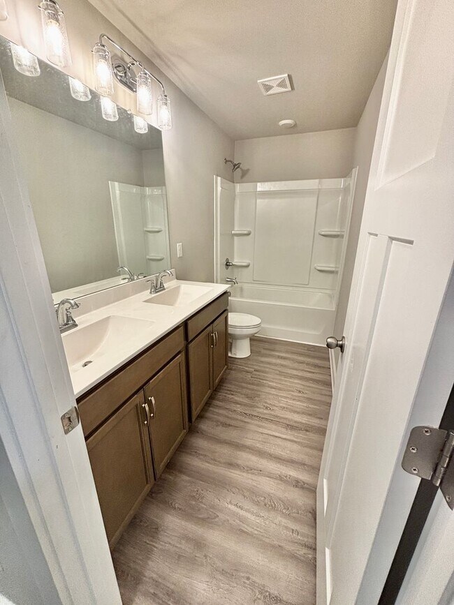 Building Photo - Immaculate Home