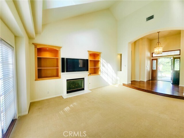 Building Photo - 2 Hillcrest Meadows