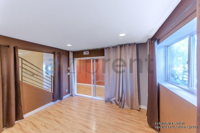 Building Photo - 11622 Oxnard St