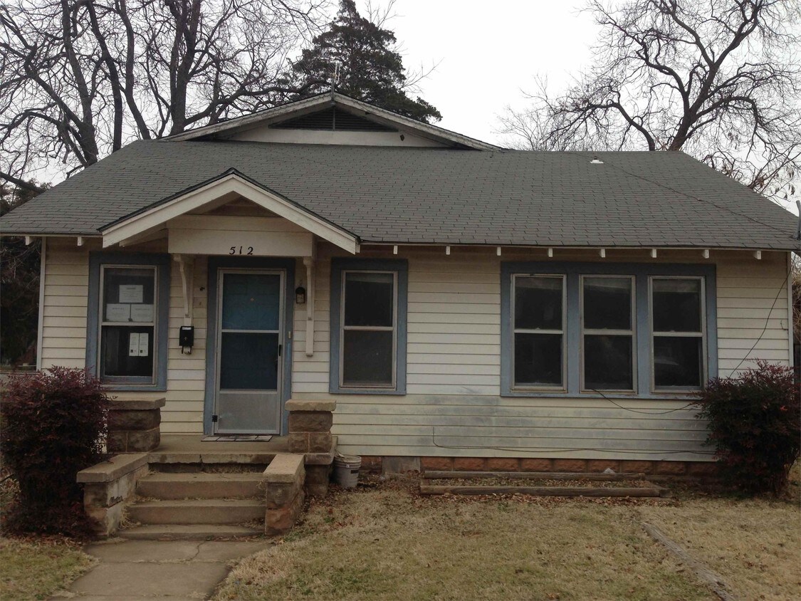 Primary Photo - 512 N Oak St