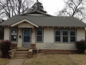 Building Photo - 512 N Oak St