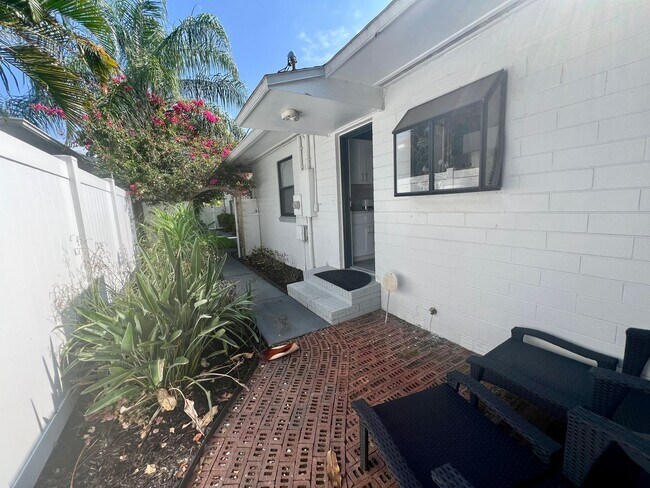 Foto del edificio - FULLY FURNISHED 2/2 OLD NE BUNGALOW