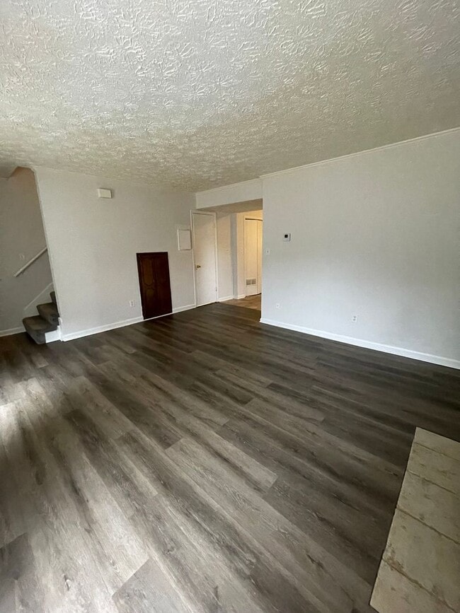 Building Photo - 2 bedroom duplex on cul-de-sac in McDonough