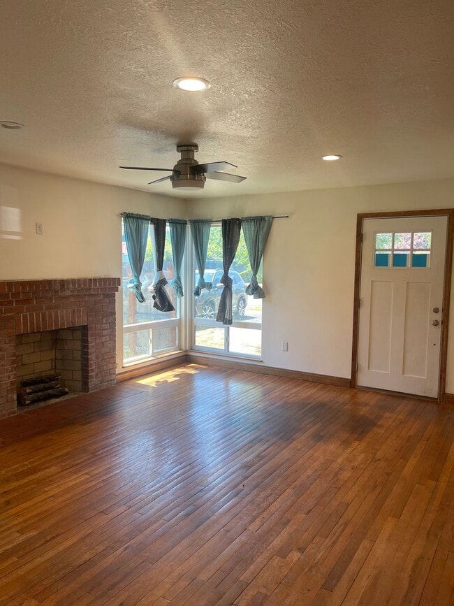 Building Photo - Two Bedroom Home!