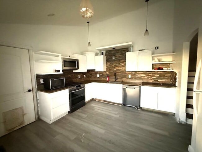 Building Photo - 4 bedroom home in Spring Creek with garage