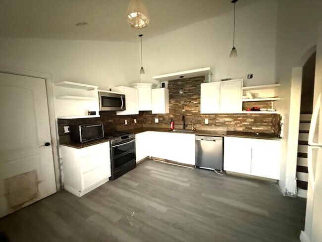 Foto del edificio - 4 bedroom home in Spring Creek with garage