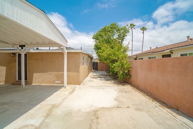Building Photo - RECENTLY REMODELED, BRIGHT & AIRY 3BR2BA HOUSE ON SPACIOUS CORNER LOT W/ LARGE WRAP AROUND YARD &...